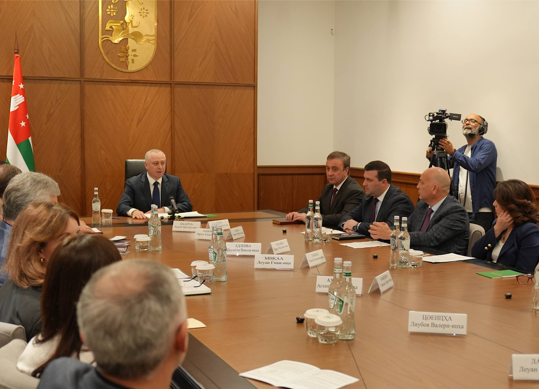 Бадра Гунба провел рабочее совещание, посвященное проблемам абхазского языка